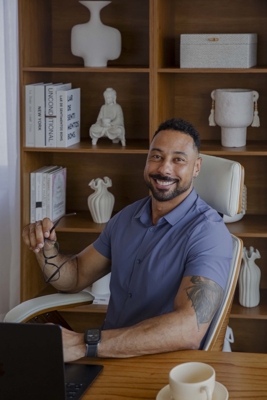 Bruno Baldan, psicólogo em Jundiaí e Campinas, sorrindo em seu consultório