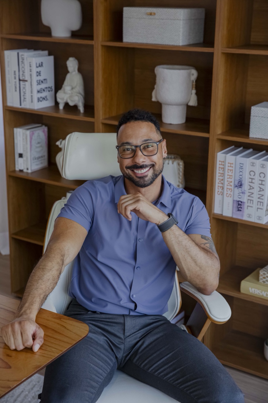 Bruno Baldan, psicólogo, sentado em seu consultório